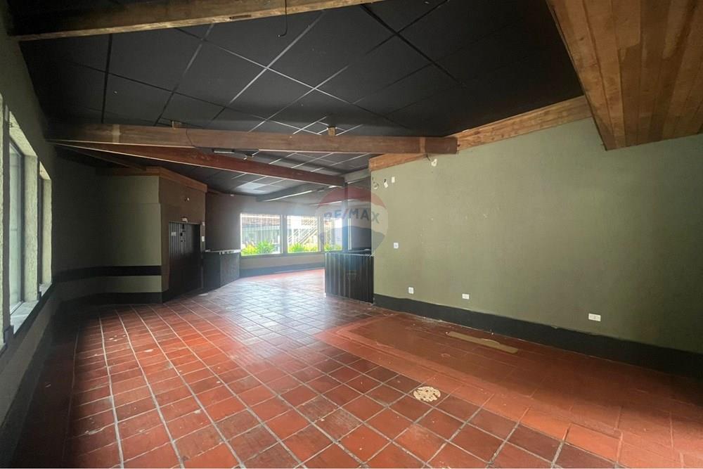  - Casa comercial com dois amplos salões, cozinha industrial, bar, com 704 m² de área construida com localização provolegiada no bairro JARDIM.