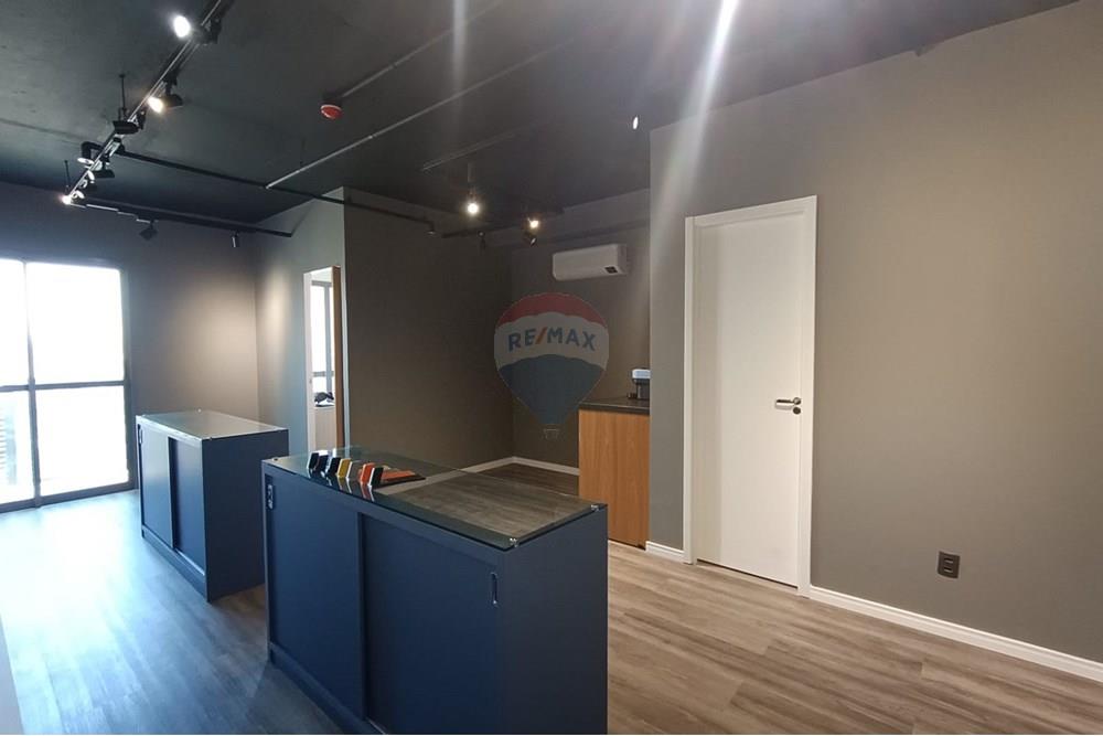  - Sala comercial de 38,50 m² para LOCAÇÃO, MOBILIADA COM OTIMA LOCALIZAÇÃO, piso laminado, ar condicionado e sacada.